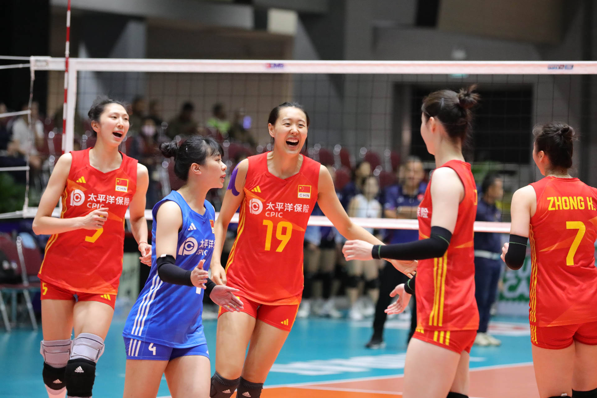 中国女排对阵恒大激战胶着，最终险胜对手